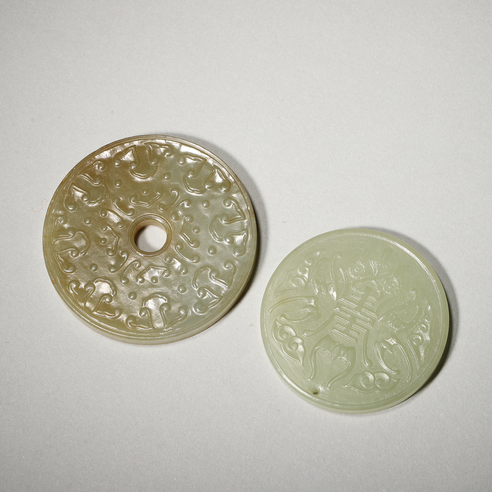 Lot43清代 和田玉圆形佩一对