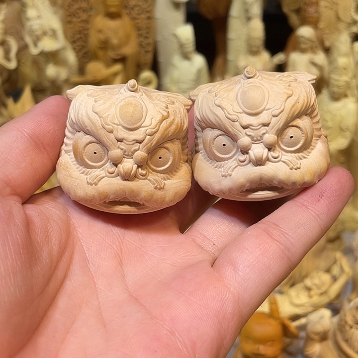 黄杨木小瑕疵狮头一对