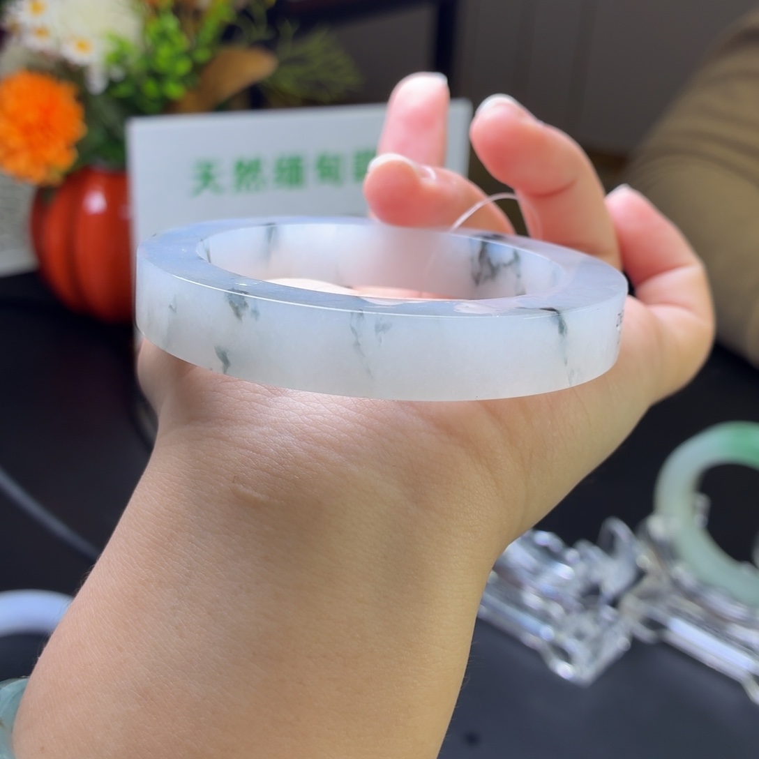 爱***y定制翡翠未镶嵌瑕疵漏翡翠手镯