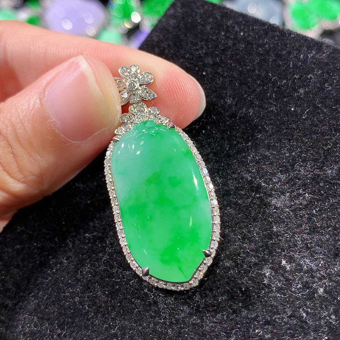 翡翠18K金镶嵌颈饰