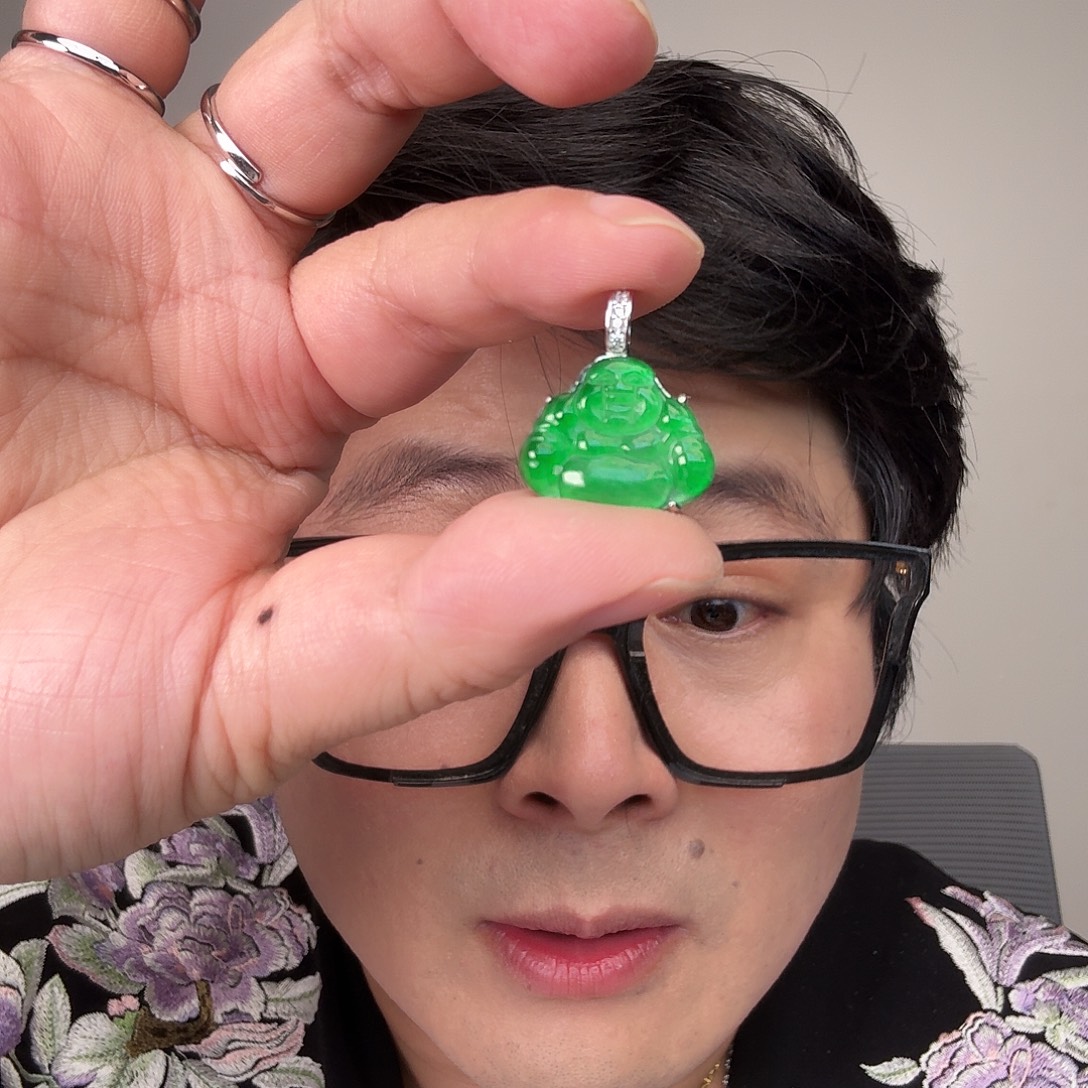 翡翠未镶嵌颈饰一件