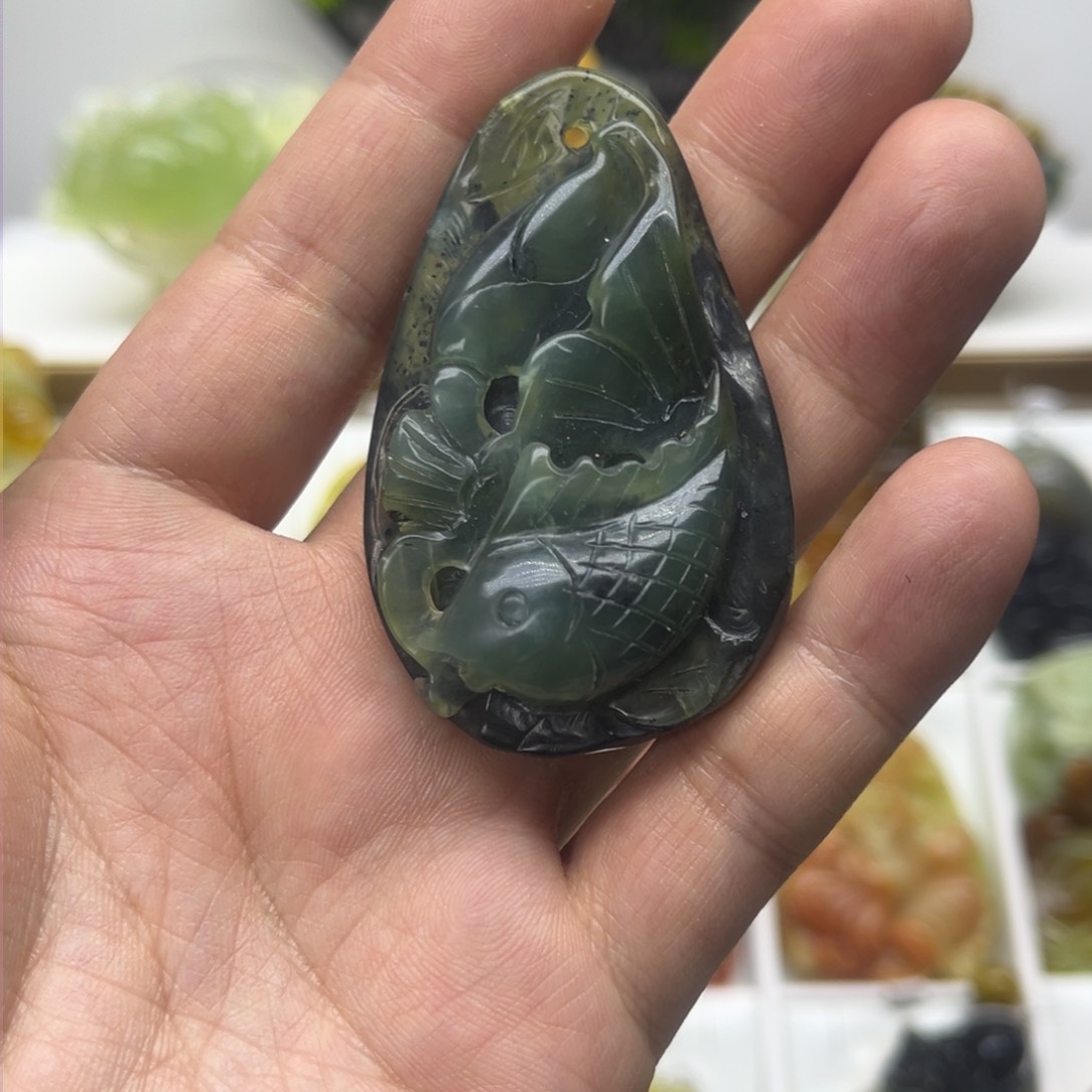 蛇纹石玉颈饰未镶嵌