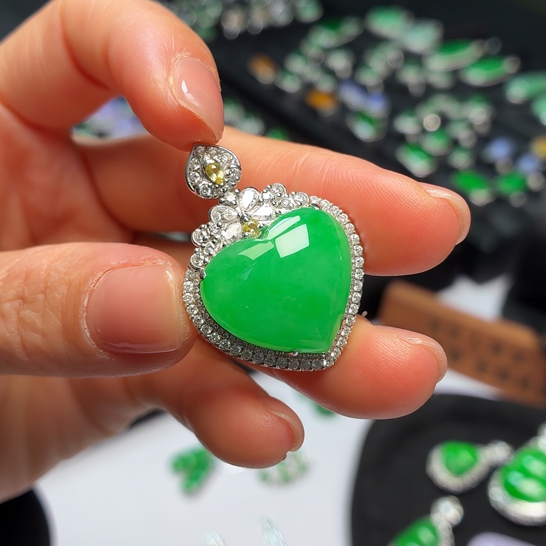 翡翠未镶嵌颈饰吊坠