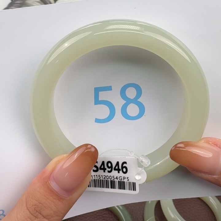 奶***叽和田玉未镶嵌手镯