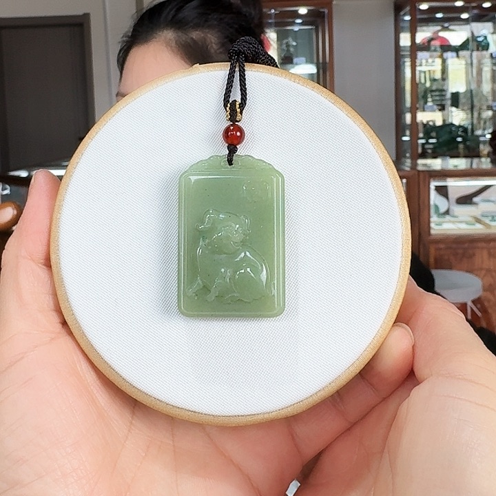 密玉（石英质玉）吊坠合金猪