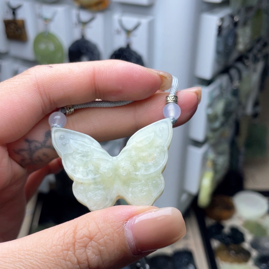 岫玉未镶嵌颈饰蝴蝶