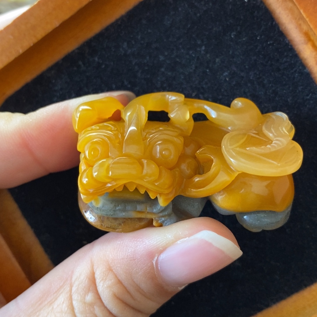 石英质玉（黄龙玉）颈饰未镶嵌有沙眼