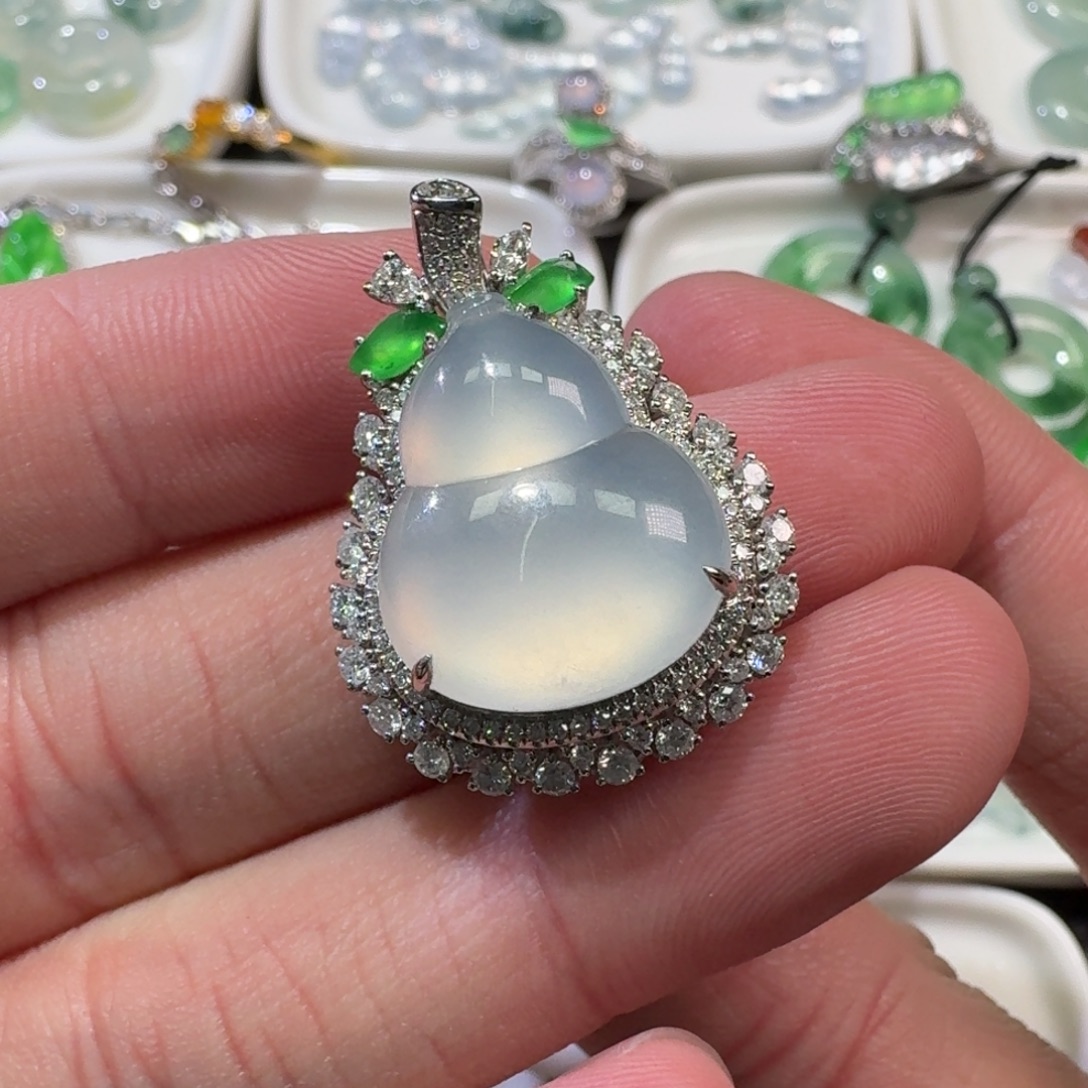 翡翠18K金镶嵌颈饰葫芦