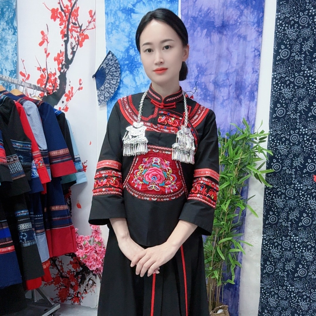 布依族壮族传统红色重工刺绣大裙摆服装舞台装女上衣