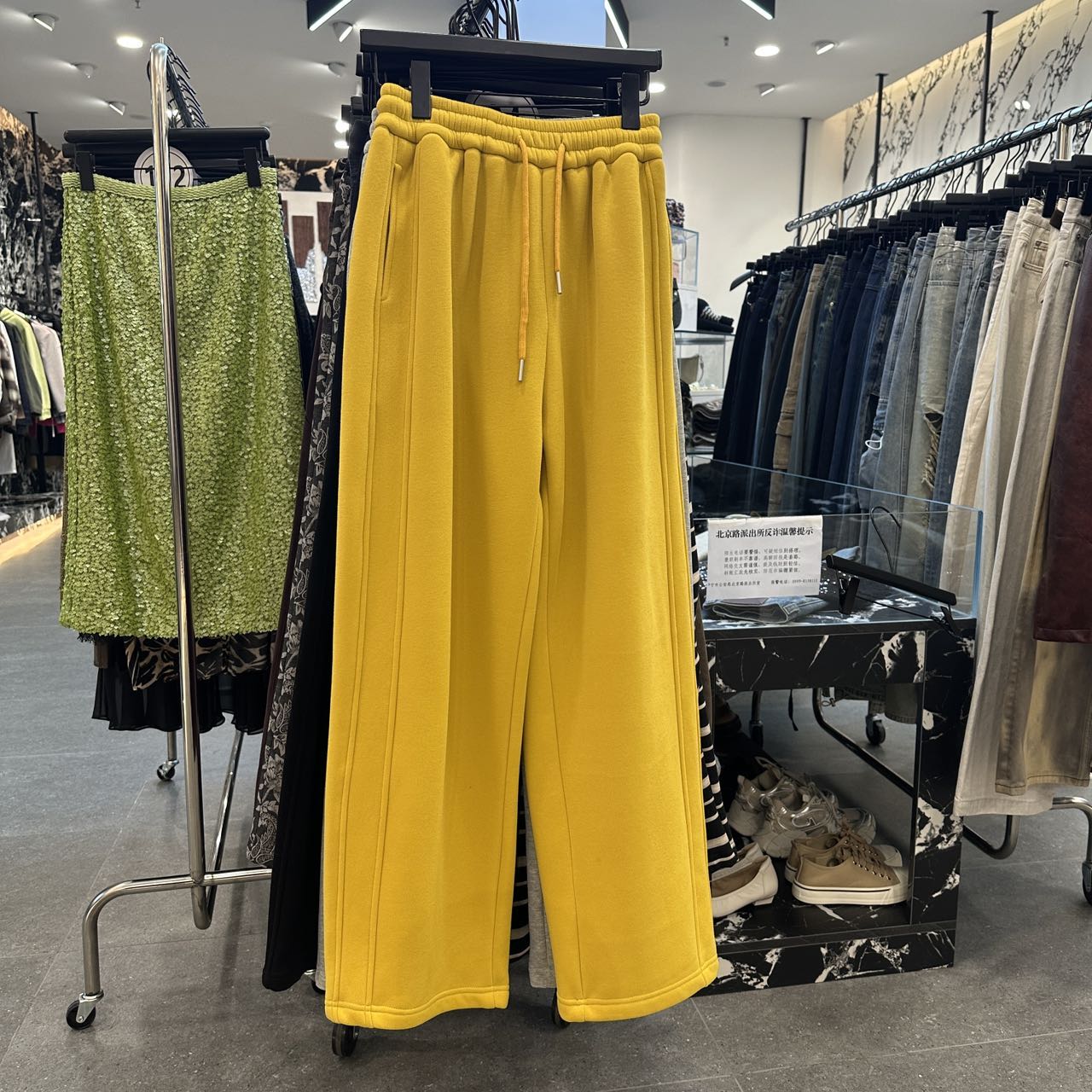 红黄灰黑卫裤或牛仔裤随机选