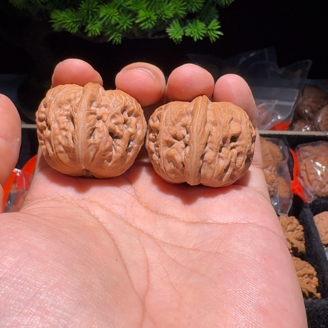 王***发文玩核桃吊坠元宝（尖有黄练手）