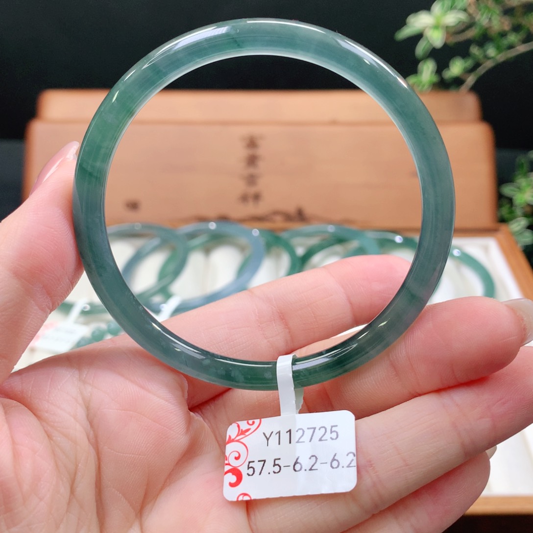 翡翠手镯未镶嵌天然