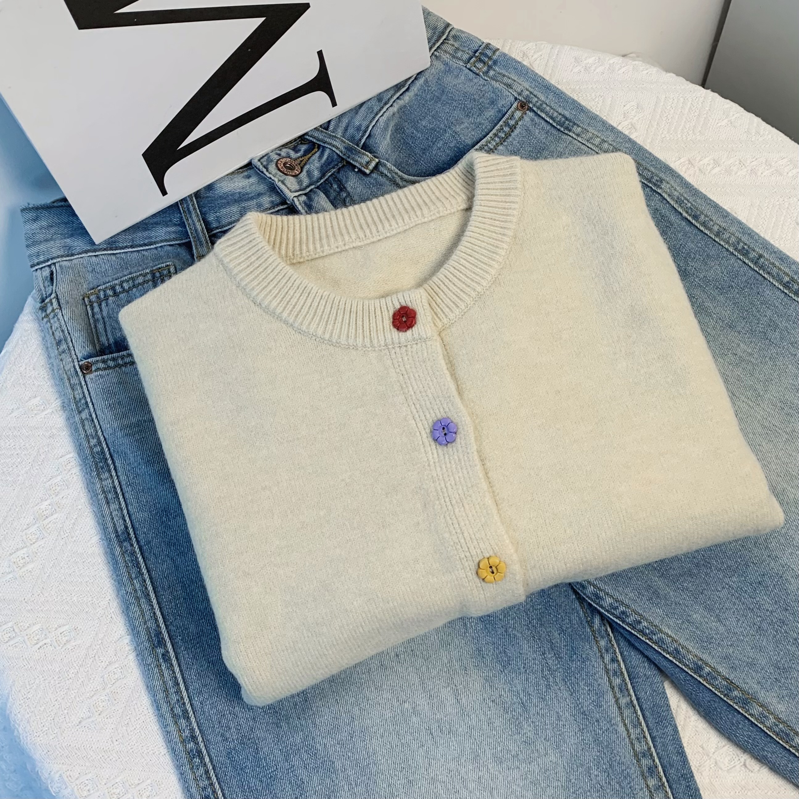 清-汤圆吖米白圆领彩色小花扣针织开衫273393