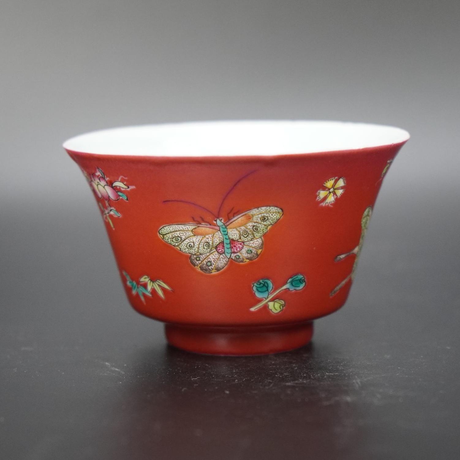 25072991清中胭脂红地粉彩蝶恋花杯 直径约10.7cm A1914
