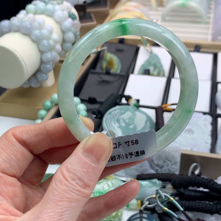 翡翠手镯未镶嵌吊坠