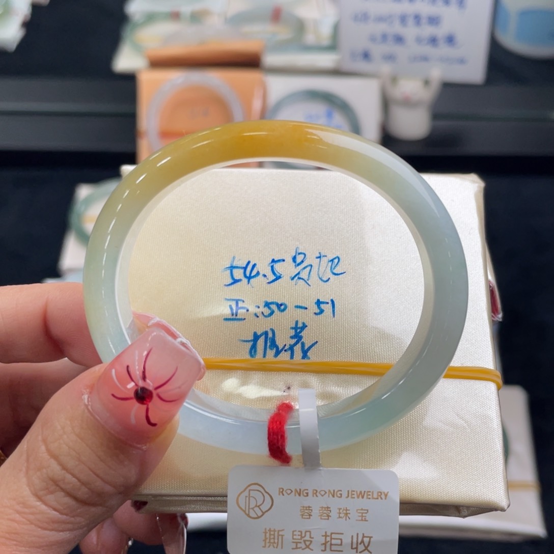 翡翠手镯未镶嵌翡翠手镯