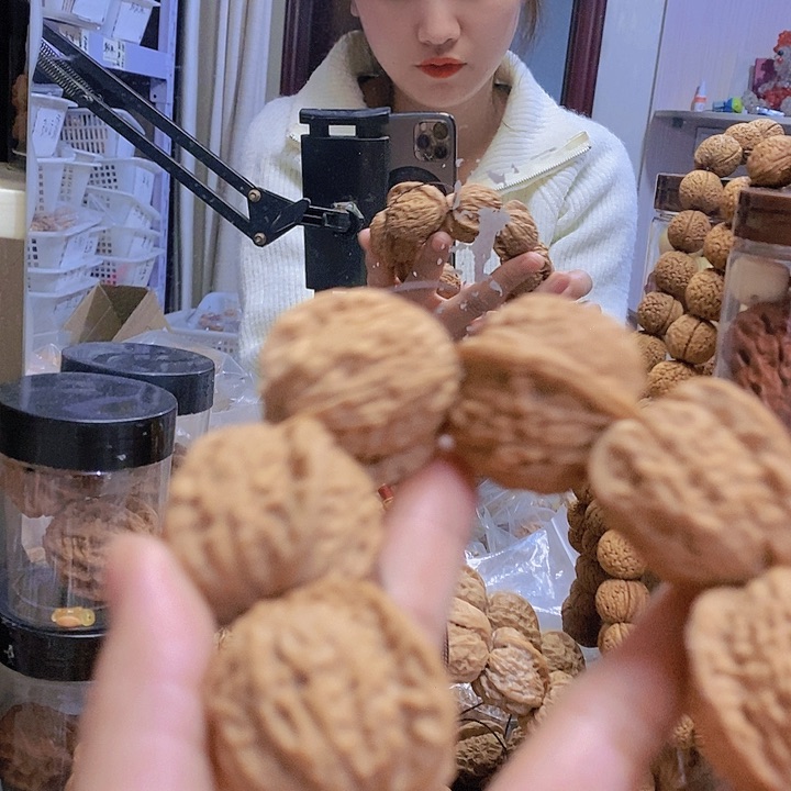 【闪购商品】文玩核桃把件10颗金牛手持