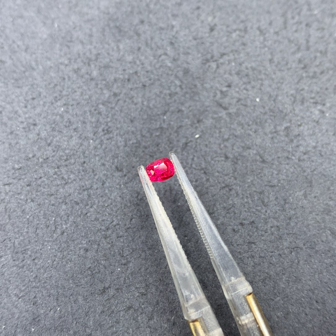 尖晶石裸石0.32ct绝地尖晶石