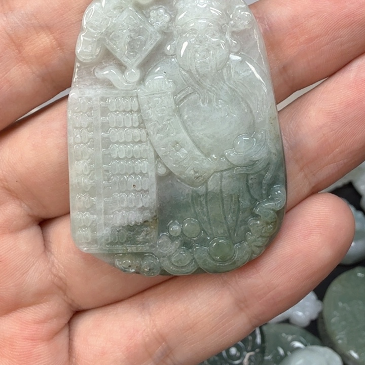 翡翠挂件未镶嵌翡翠