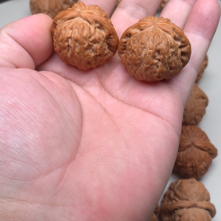 文玩核桃吊坠白狮子
