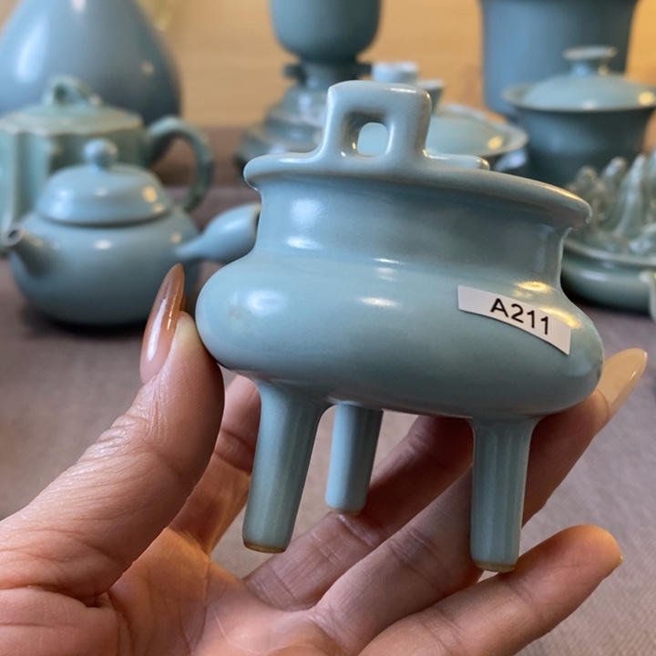 瓷片香炉一一一一一一一暇