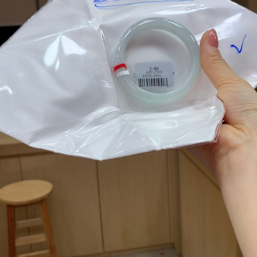 翡翠手镯未镶嵌不退不换