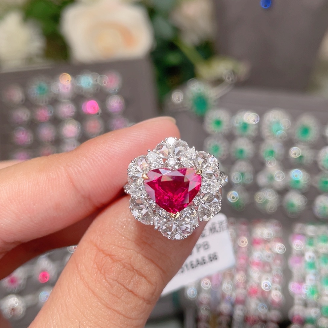 18K金镶嵌戒指红宝石3.02ct 无烧鸽血