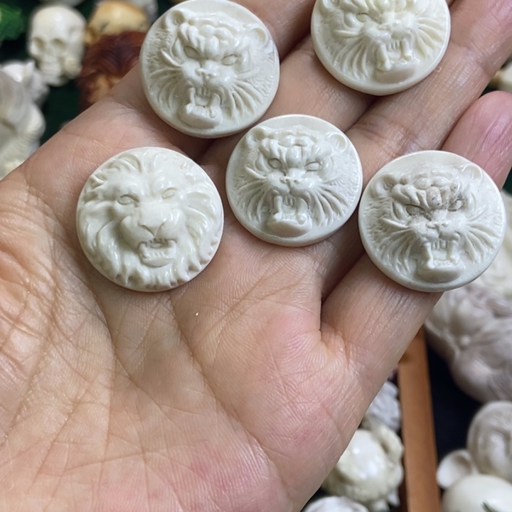 配饰鹿角雕刻一个出