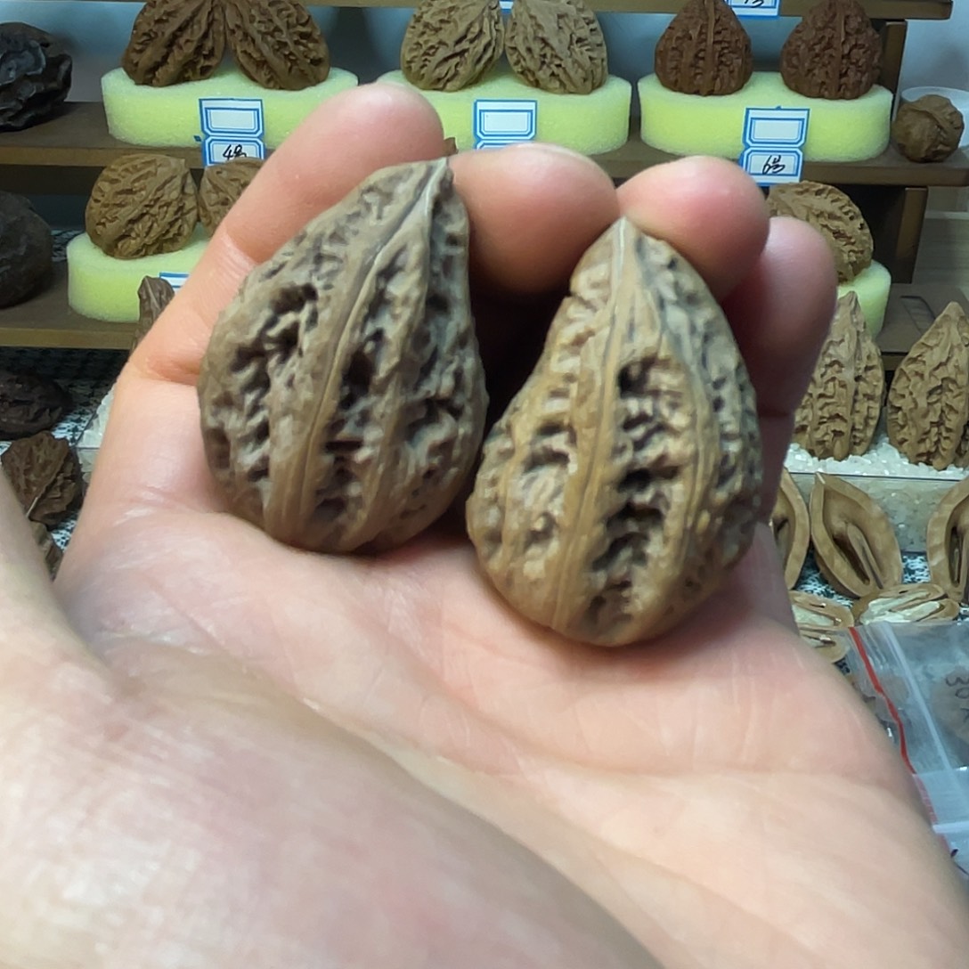 文玩核桃把件怀抱子异形