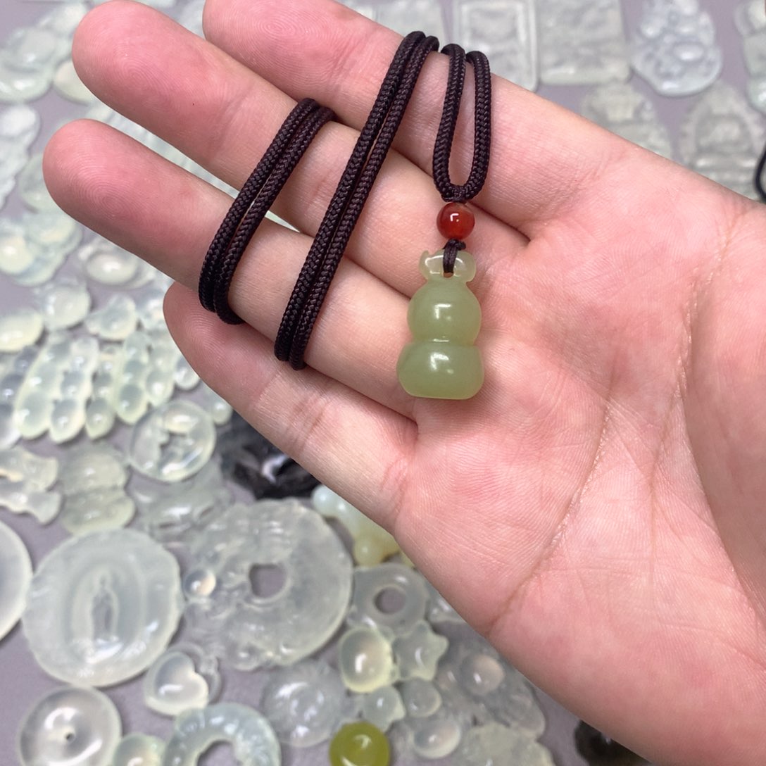 蛇纹石玉颈饰未镶嵌