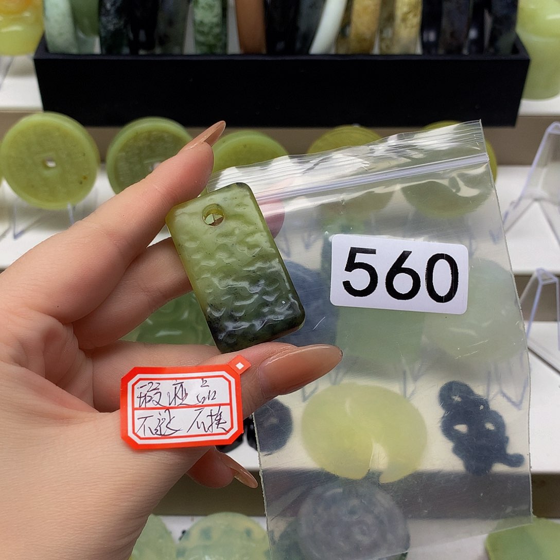 蛇纹石玉颈饰未镶嵌
