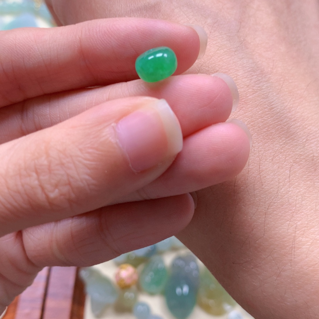 翡翠未镶嵌颈饰有纹