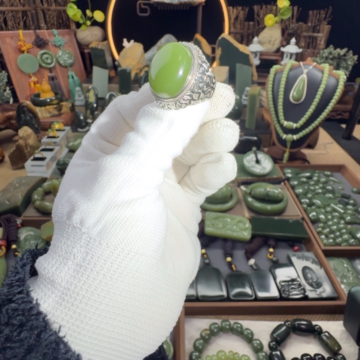 岫岩老玉（透闪石质玉）未镶嵌戒指