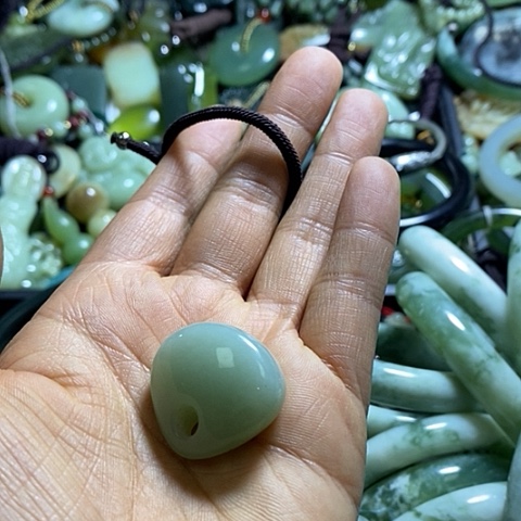 岫玉颈饰未镶嵌挂件