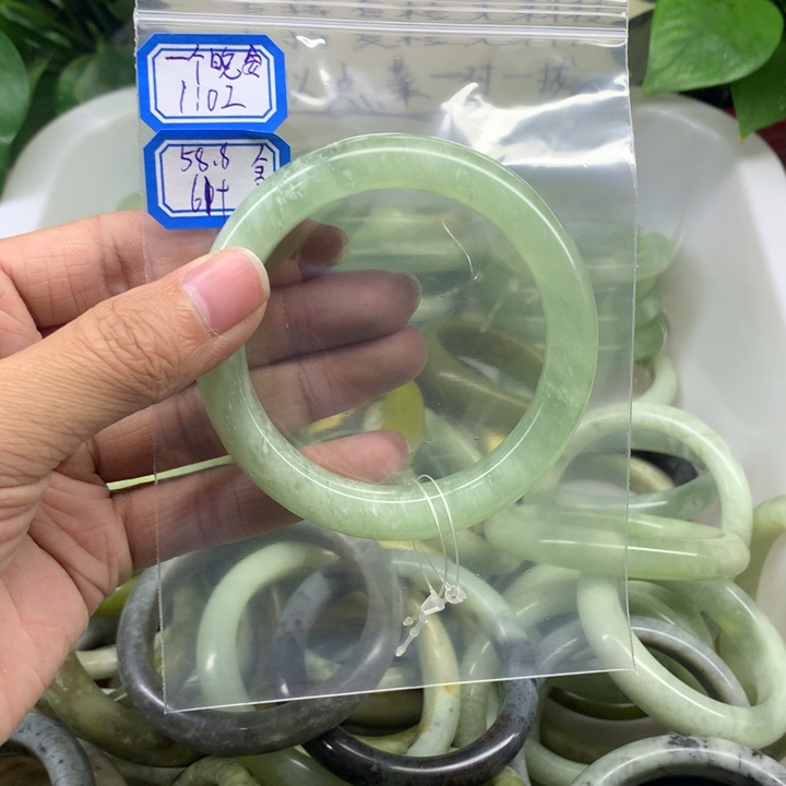 蛇纹石玉未镶嵌手镯一**安