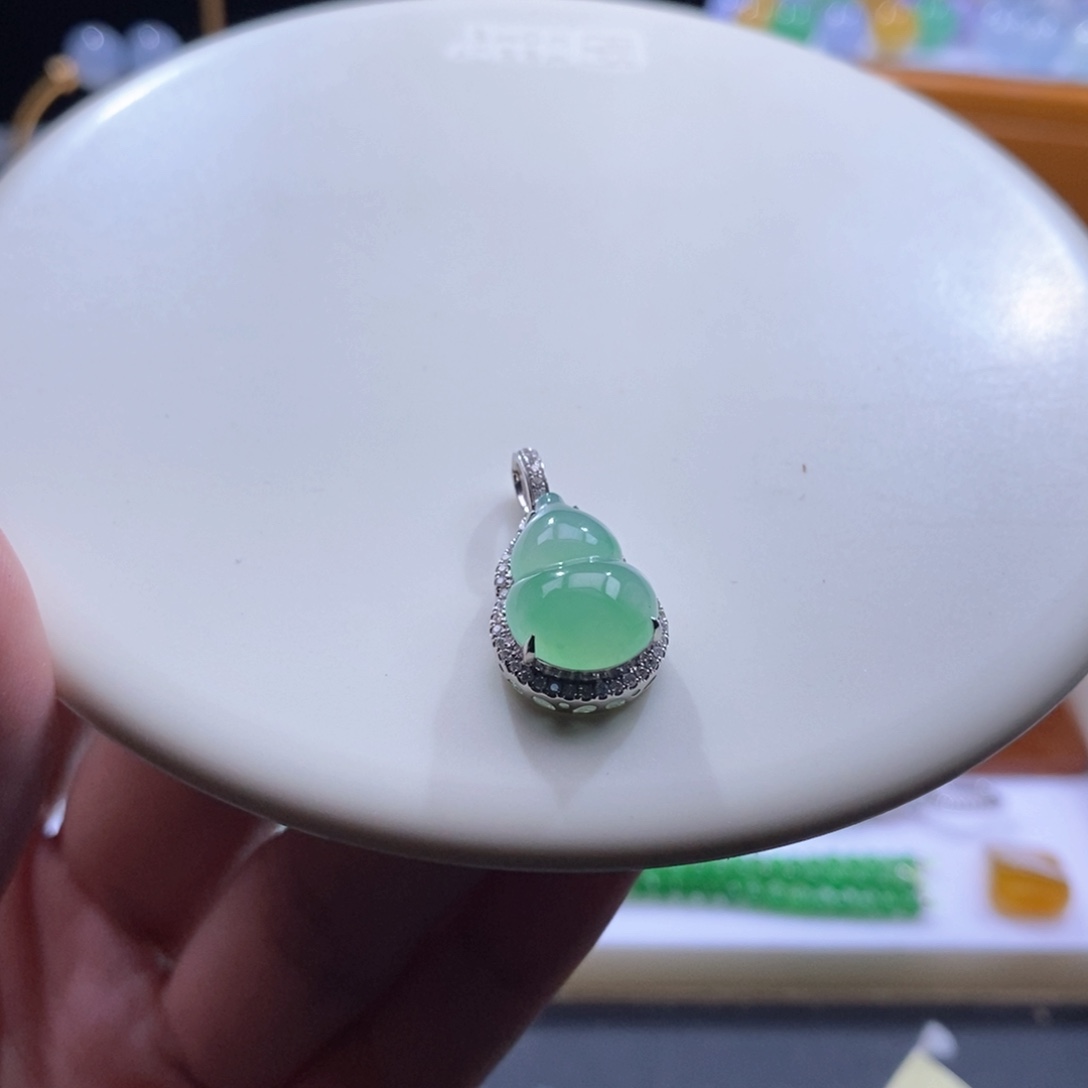 颈饰18K金镶嵌翡翠冰绿葫芦吊坠