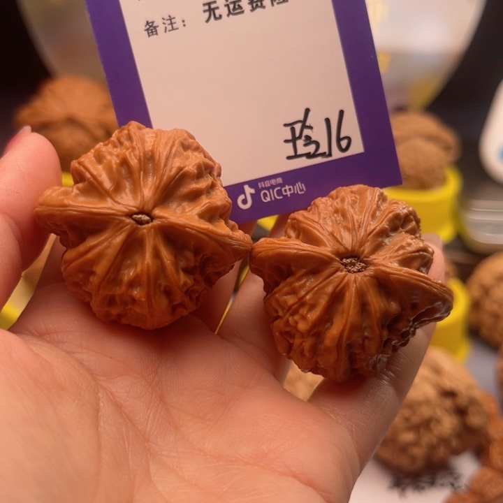 文玩核桃把件胸****情文玩核桃把件16