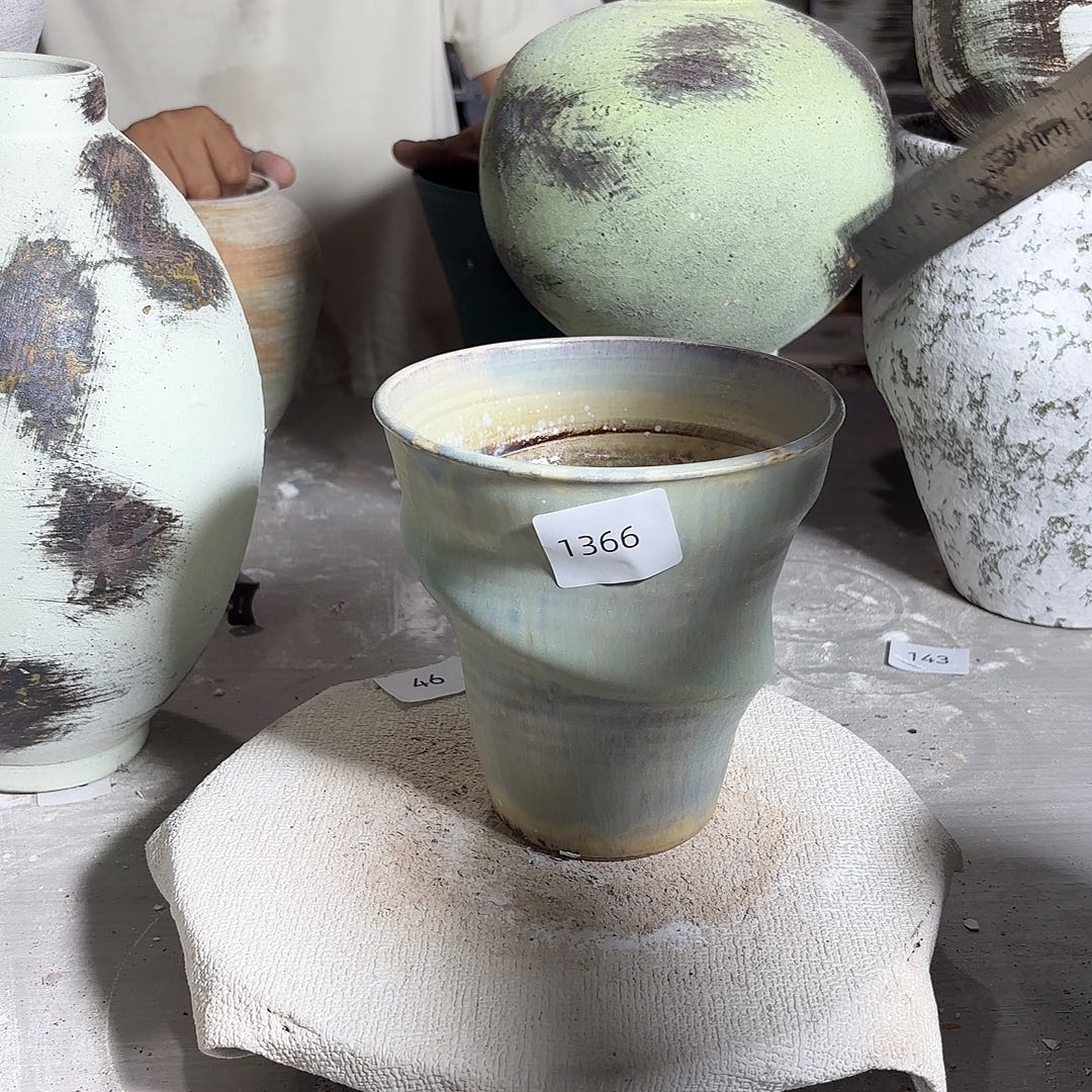 摆件高15，口14，有孔1366