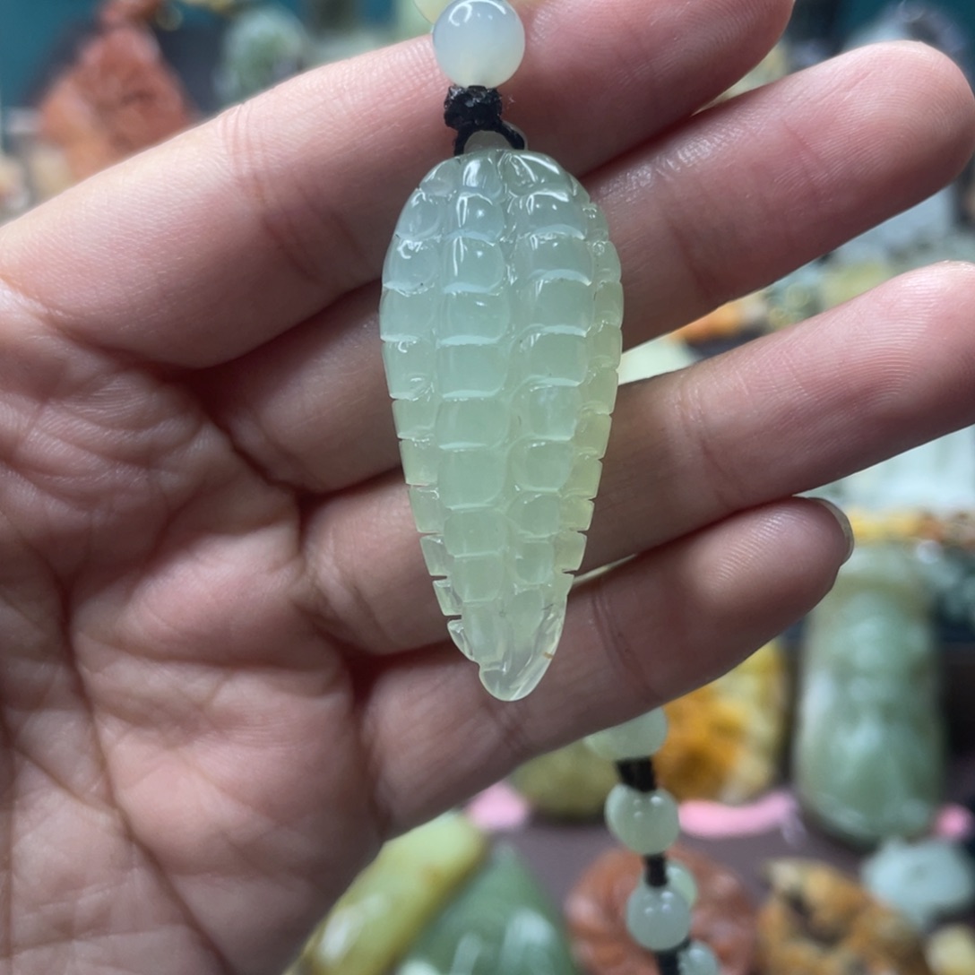 蛇纹石玉未镶嵌颈饰