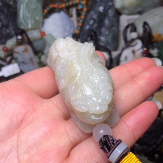 和田玉未镶嵌把件