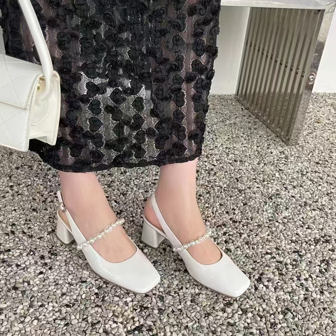 左她正品夏季新款漆皮百搭珍珠链粗跟高跟包头白色方头单鞋161119