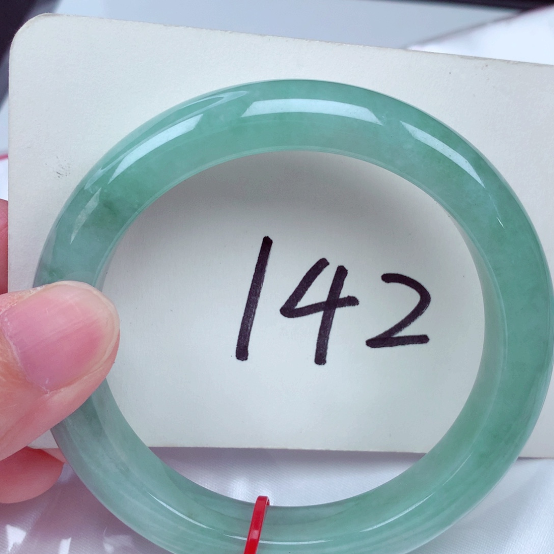 翡翠手镯未镶嵌翡翠