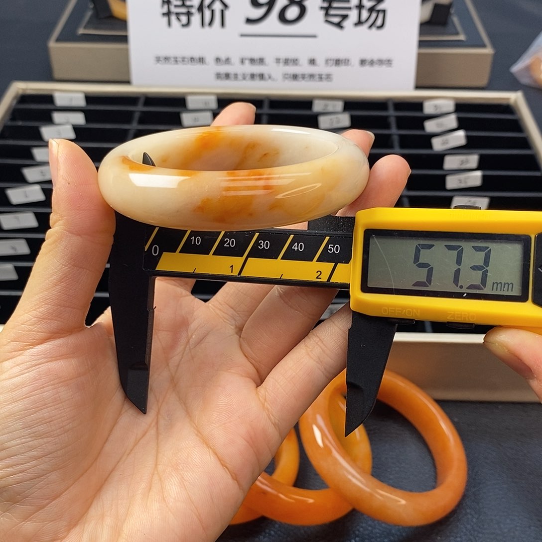 未镶嵌石英质玉（黄龙玉）手镯1号牛奶底美呆俏色
