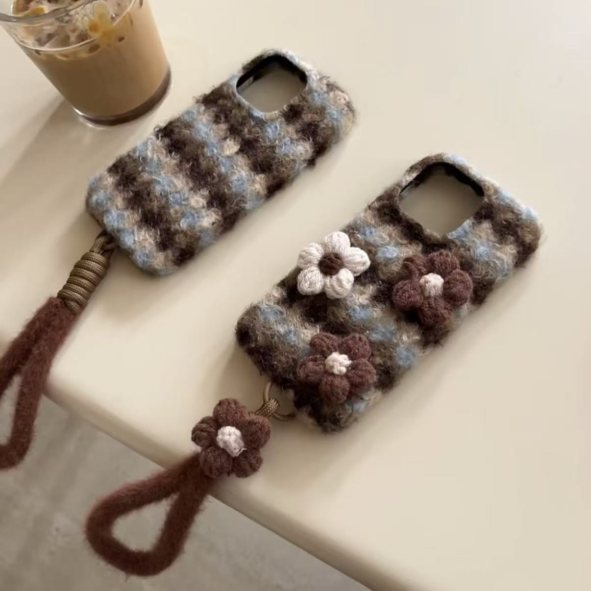 蓝棕卷卷毛绒针织花硬壳适用苹果17promax/16手机壳挂绳防摔秋冬