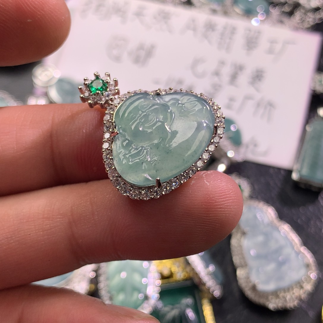 翡翠未镶嵌颈饰财神