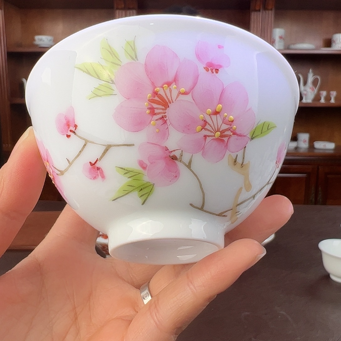 瓷釉上水点桃花主人杯，微瑕
