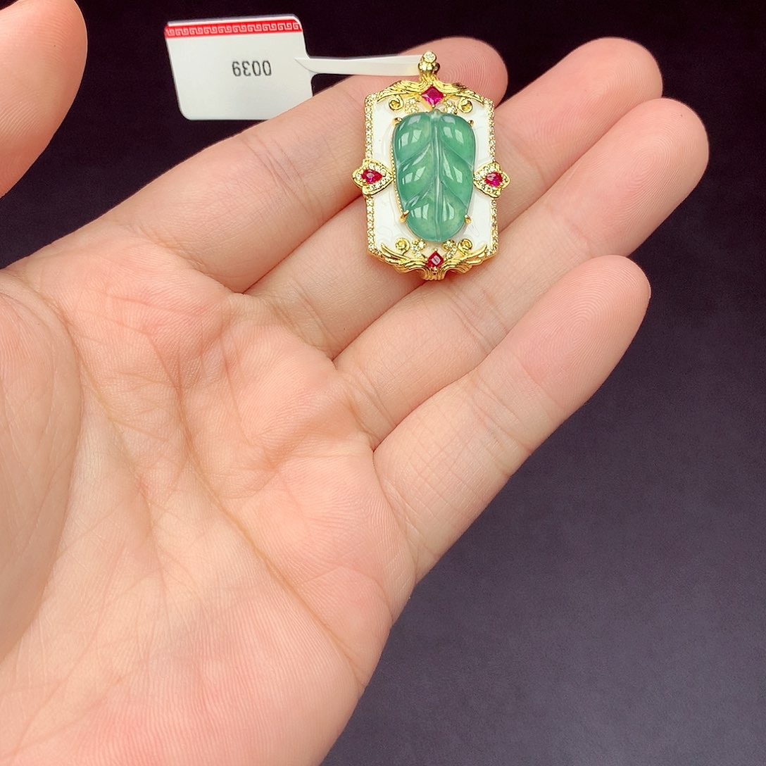 翡翠未镶嵌吊坠(赠链)