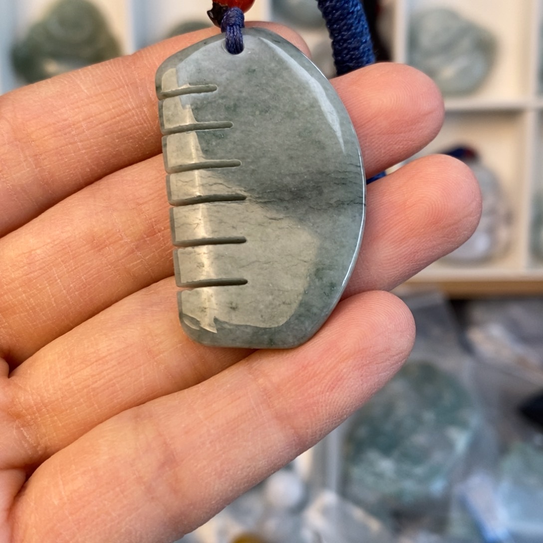 翡翠颈饰未镶嵌梳子