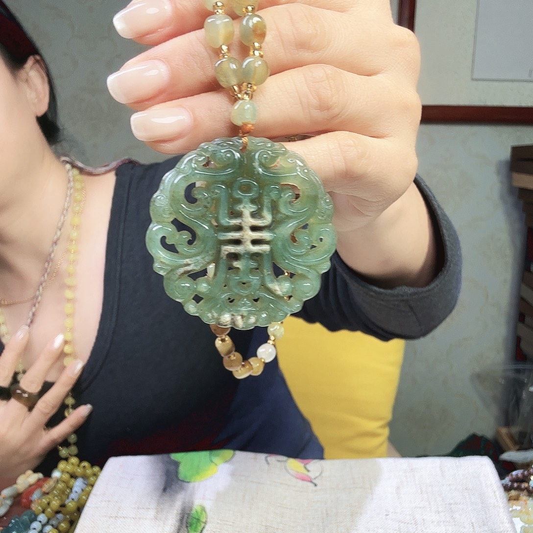 蛇纹石玉未镶嵌颈饰