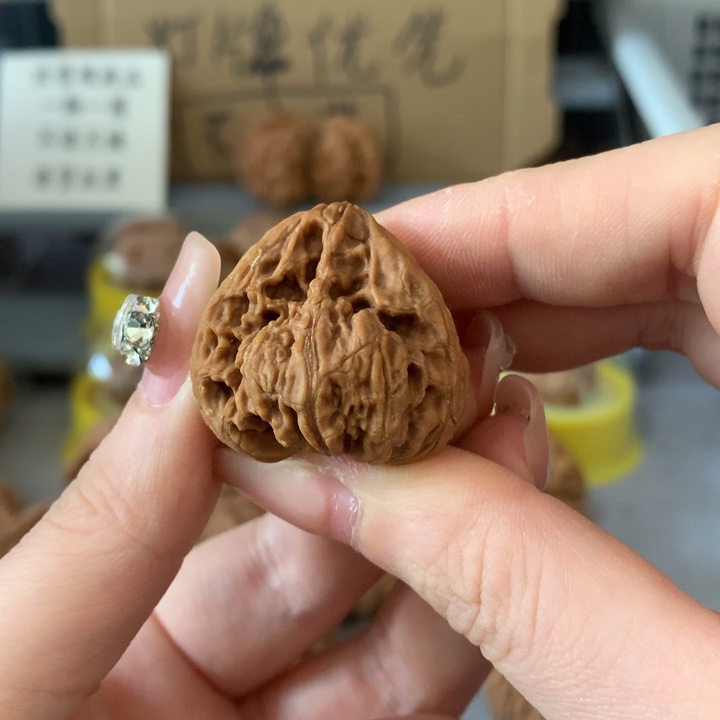 盘***啊文玩核桃吊坠异形单只，有瑕疵
